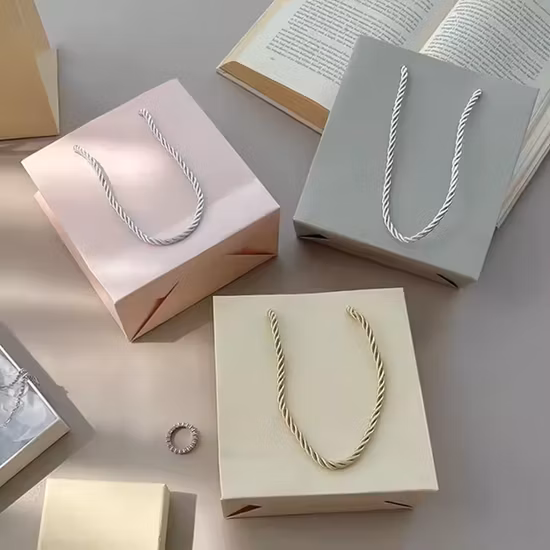 OEM工場卸売、カスタマイズされたロゴ付きの格安高級ショッピングクラフト紙袋