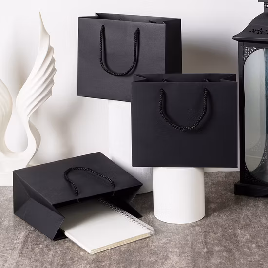 ハンドル付きの印刷された黒い紙の包装が施された高級ショッピングギフトバッグ